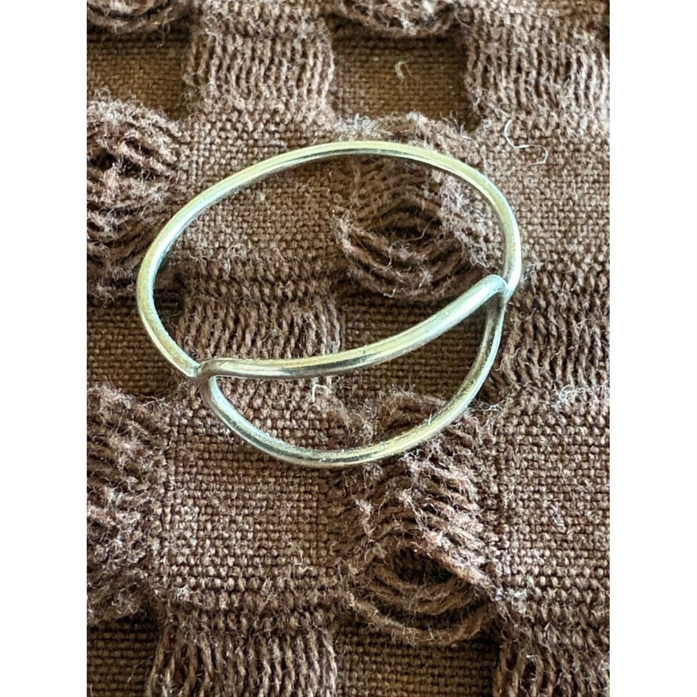 Minimalist Silver Tone Modern Size 7